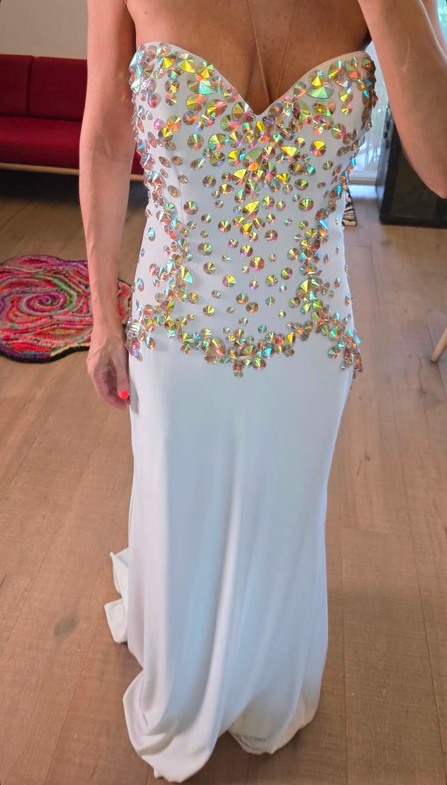 Vestido de Noche Alyce Strapless Blanco con Corset y Pedrería Iridiscente - Imagen 3