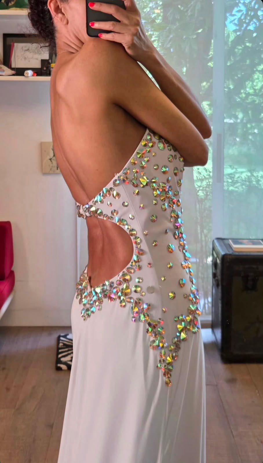 Vestido de Noche Alyce Strapless Blanco con Corset y Pedrería Iridiscente - Imagen 4