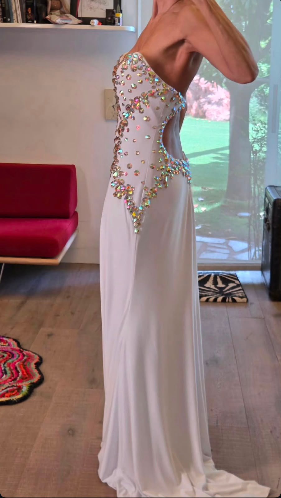 Vestido de Noche Alyce Strapless Blanco con Corset y Pedrería Iridiscente - Imagen 2