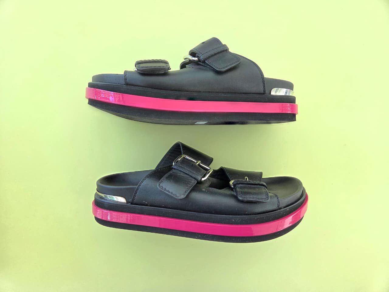 Sandalias Alexander McQueen de Piel Negra con Plataforma Rosa - Imagen 2