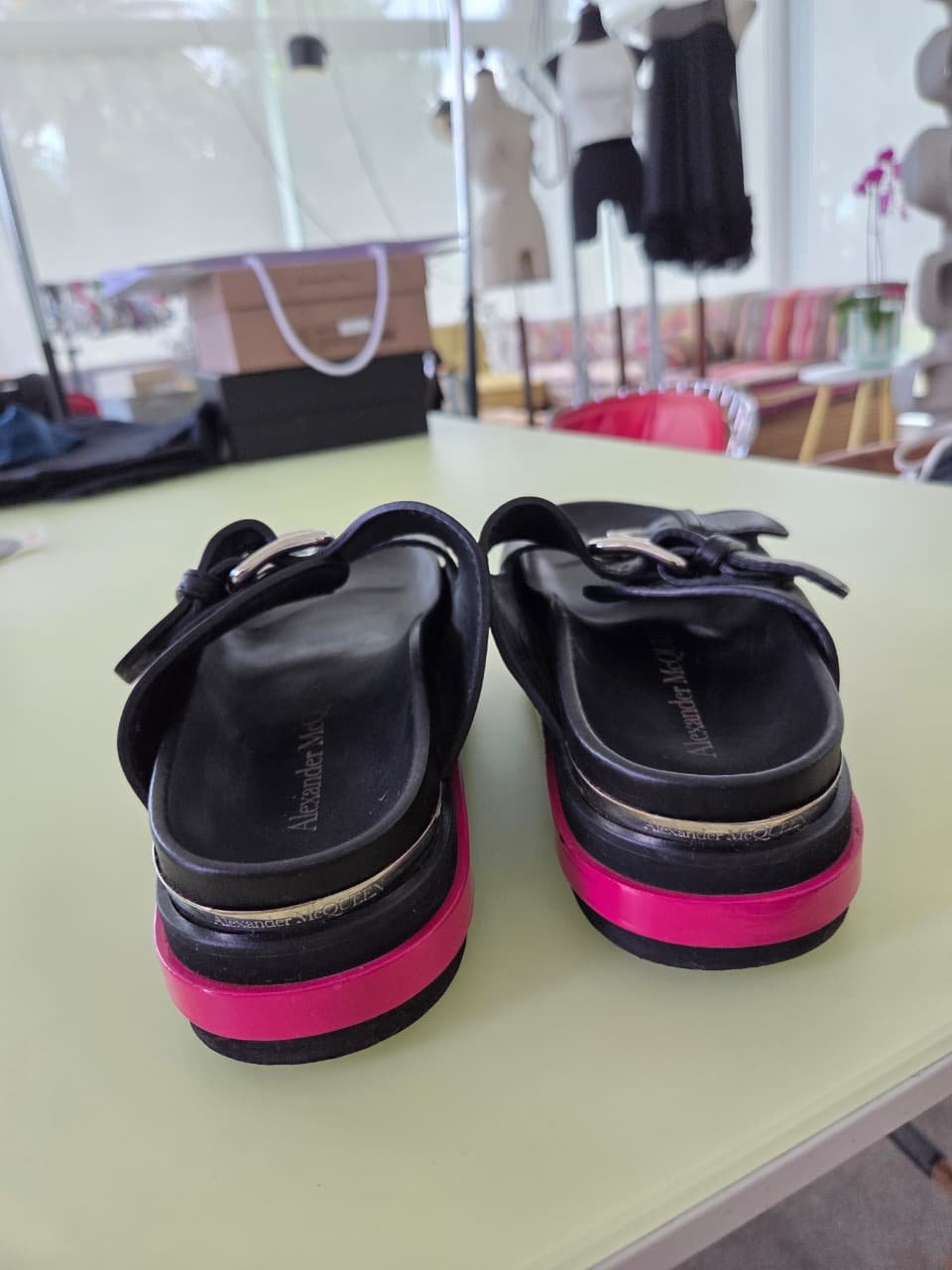 Sandalias Alexander McQueen de Piel Negra con Plataforma Rosa - Imagen 3