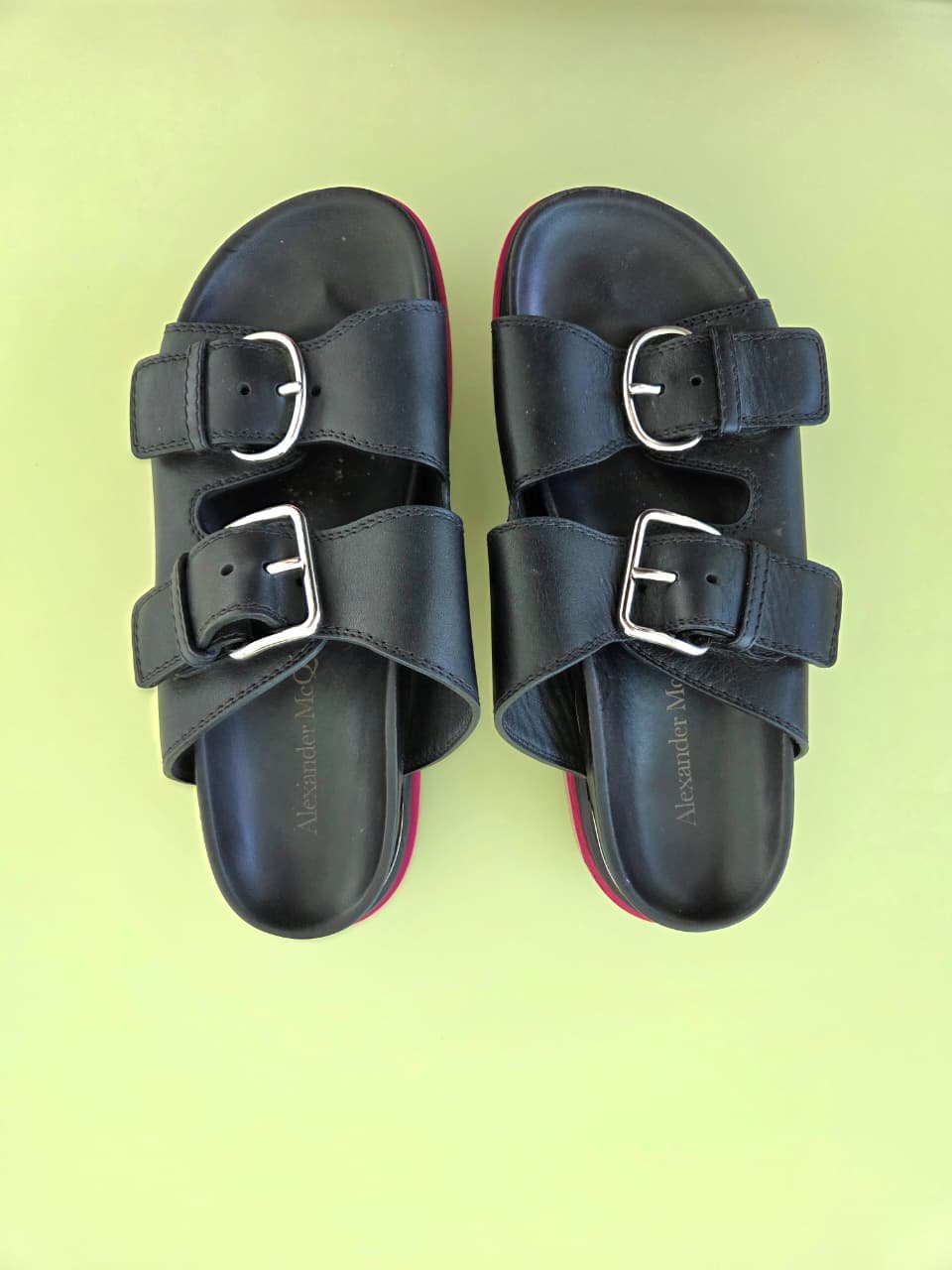 Sandalias Alexander McQueen de Piel Negra con Plataforma Rosa