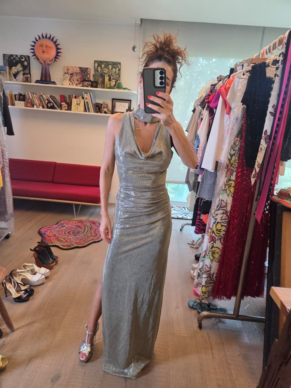 Vestido de Noche Halston Metálico Gris Dorado con Escote Drapeado | Elegancia Atemporal
