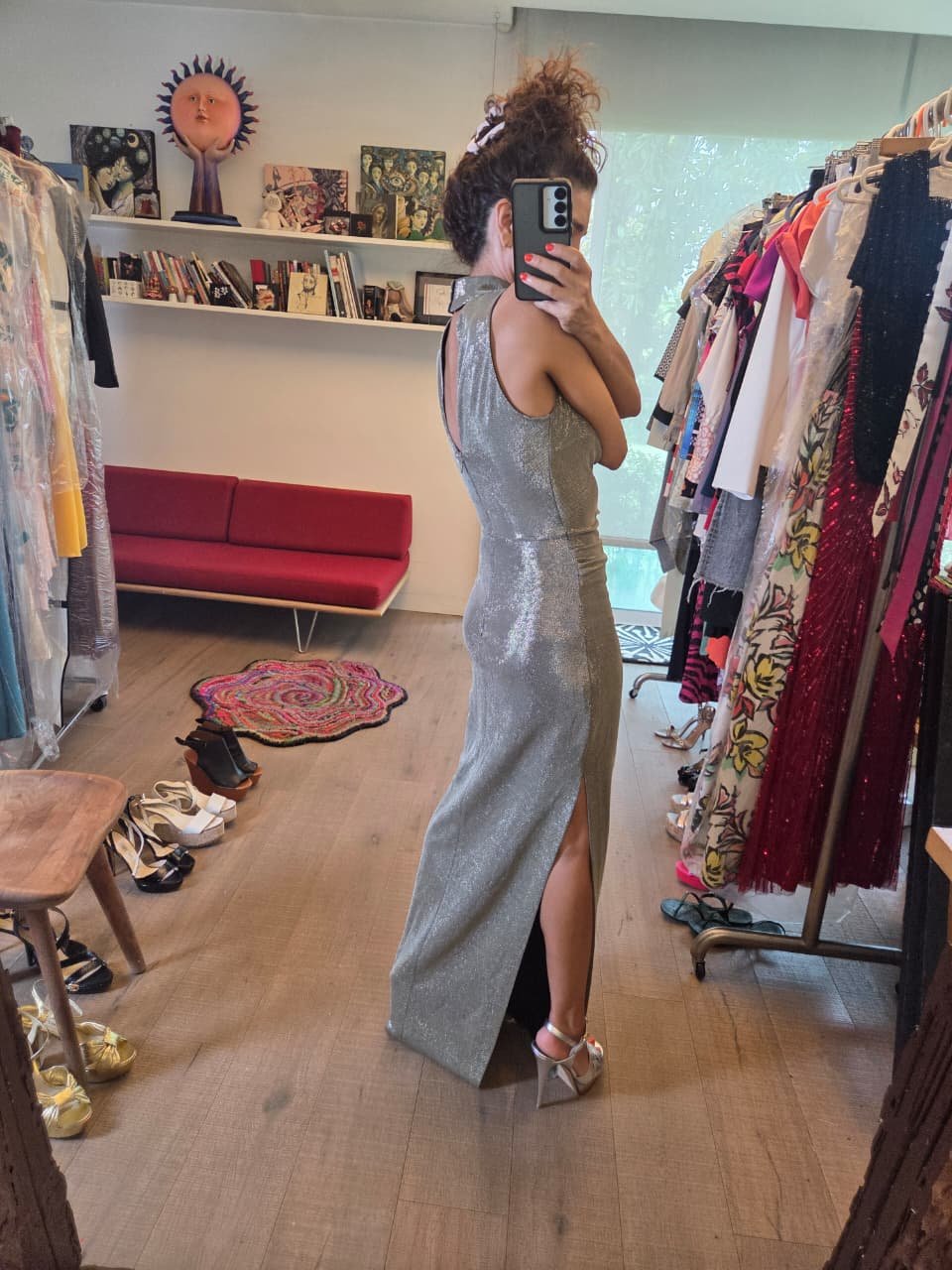 Vestido de Noche Halston Metálico Gris Dorado con Escote Drapeado | Elegancia Atemporal - Imagen 2