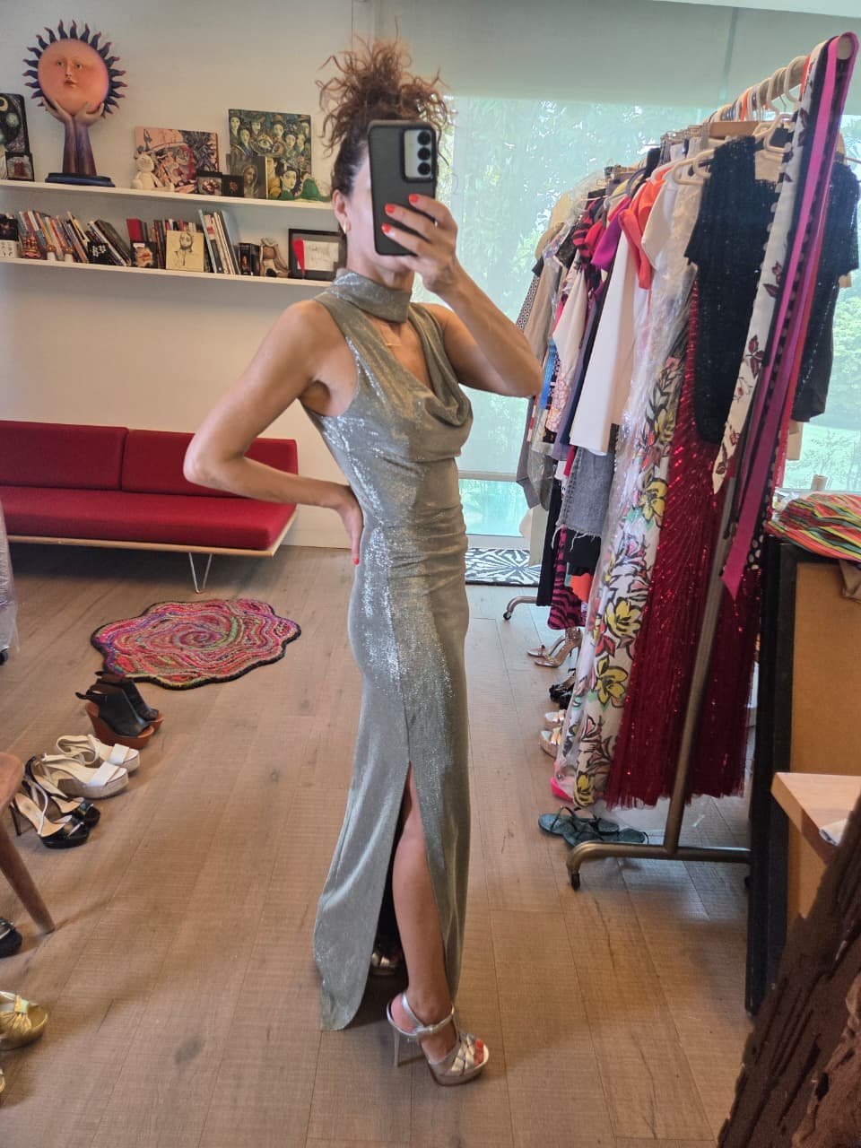 Vestido de Noche Halston Metálico Gris Dorado con Escote Drapeado | Elegancia Atemporal - Imagen 3