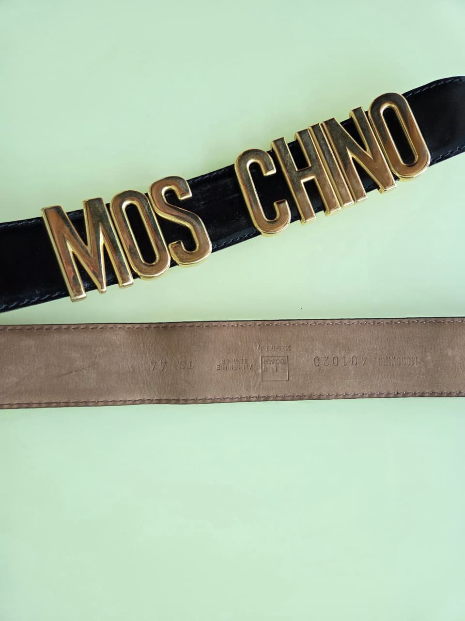 Cinturón Moschino Negro de Piel con Hebilla Dorada de Logotipo | Lujo Italiano - Imagen 5