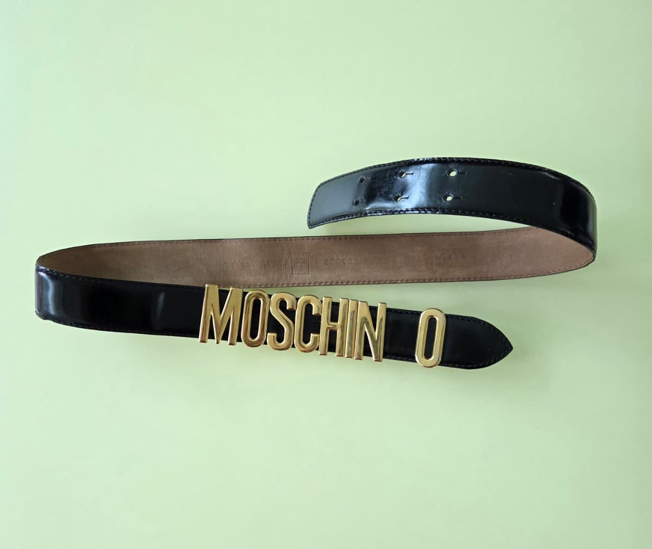Cinturón Moschino Negro de Piel con Hebilla Dorada de Logotipo | Lujo Italiano