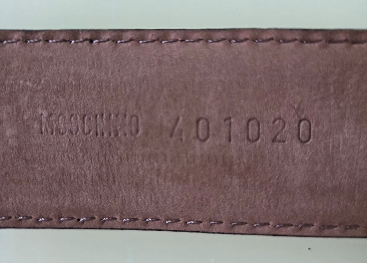 Cinturón Moschino Negro de Piel con Hebilla Dorada de Logotipo | Lujo Italiano - Imagen 3
