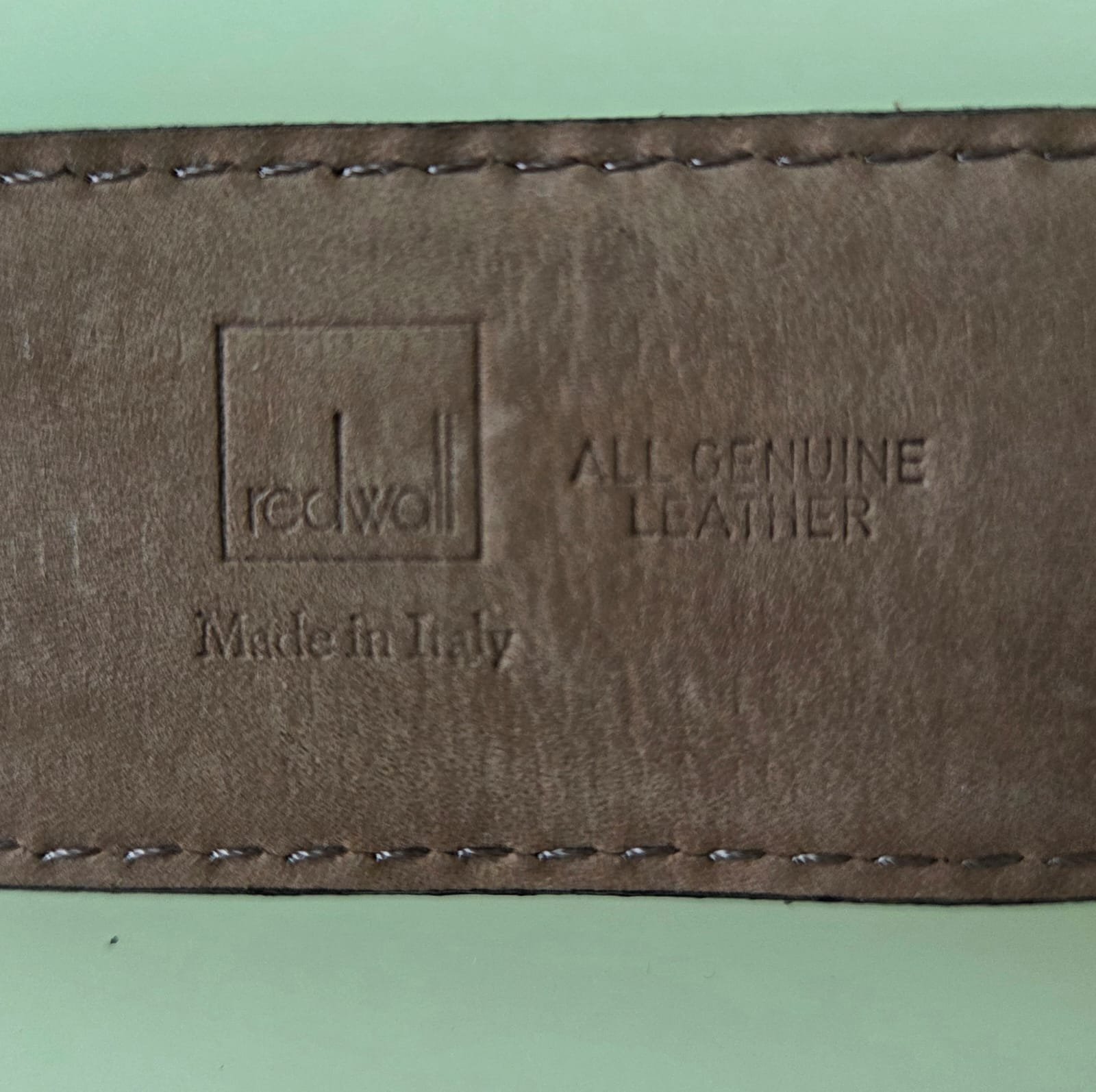 Cinturón Moschino Negro de Piel con Hebilla Dorada de Logotipo | Lujo Italiano - Imagen 2