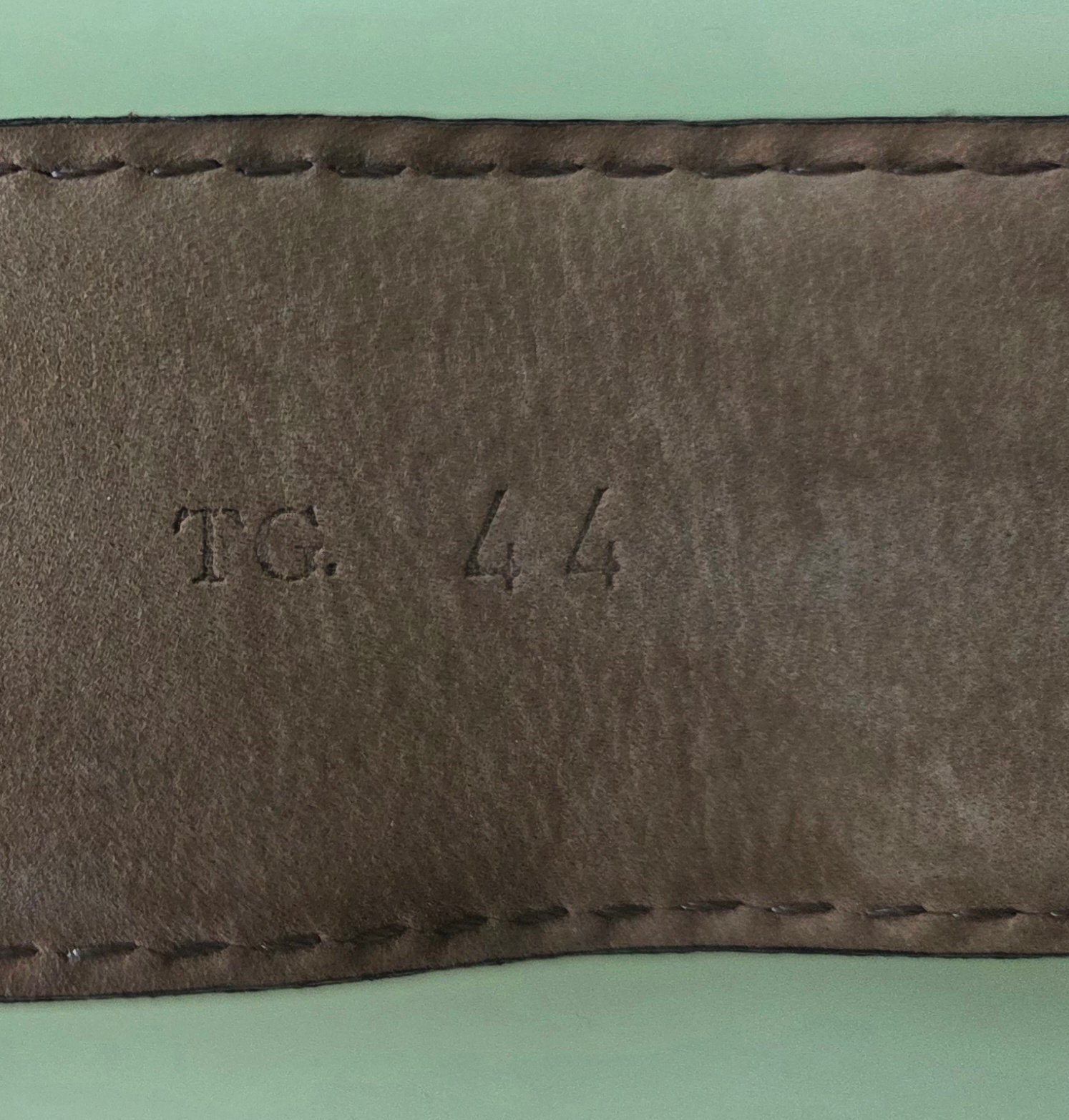 Cinturón Moschino Negro de Piel con Hebilla Dorada de Logotipo | Lujo Italiano - Imagen 4