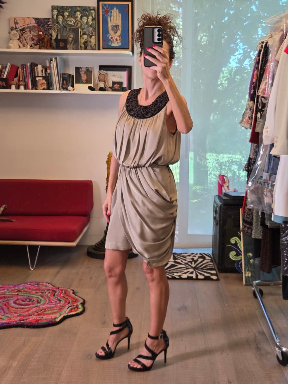 Vestido ALI RO Taupe con Escote Bordado - Imagen 4