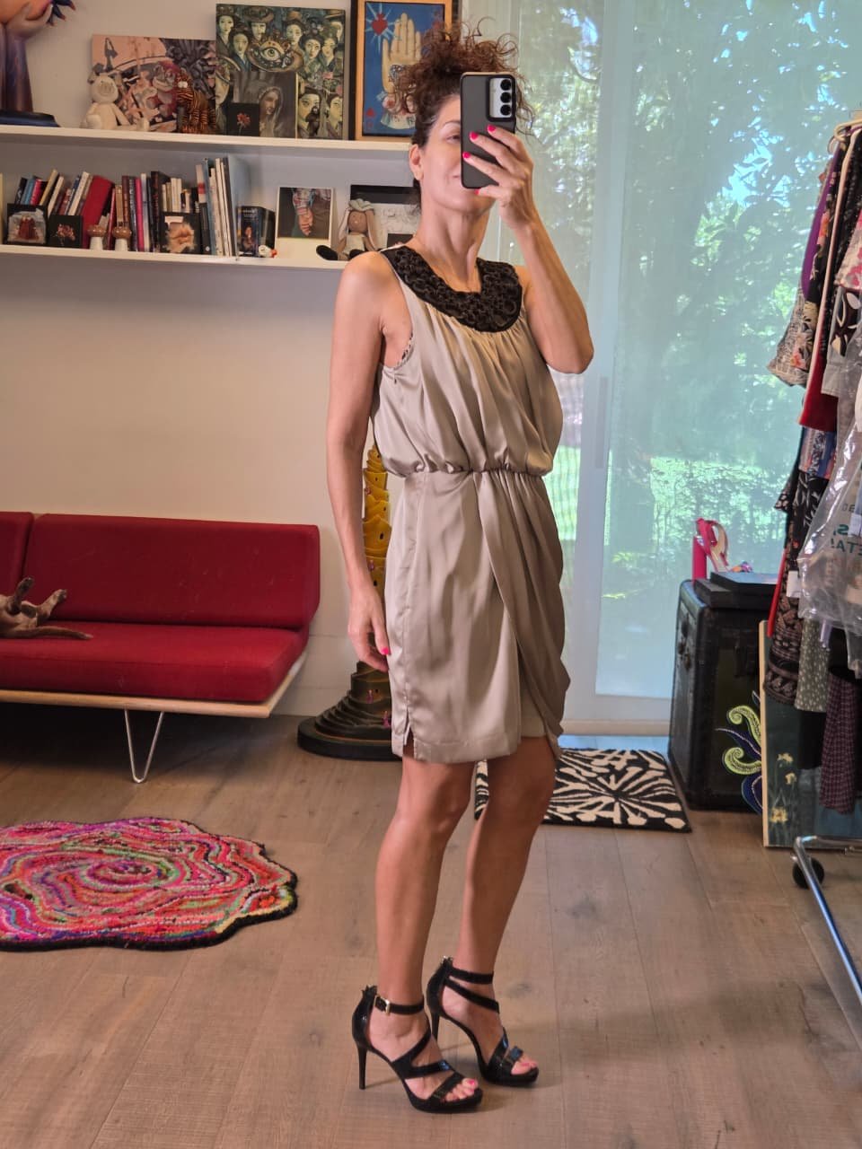 Vestido ALI RO Taupe con Escote Bordado - Imagen 3