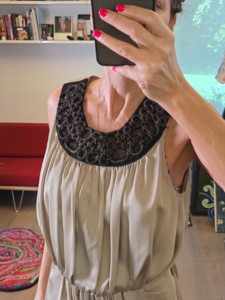 Vestido ALI RO Taupe con Escote Bordado - Imagen 2